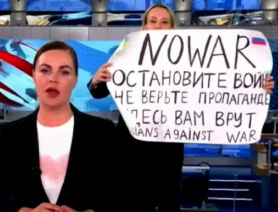Jurnalista Marina Ovsiannikova, dată în urmărire de autorităţile ruse